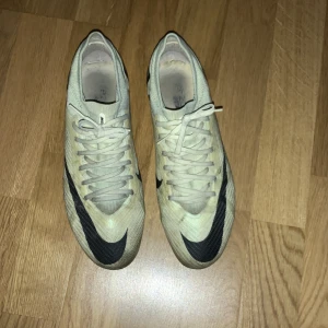 Nike air mecurial air zoom elite  - Dessa fotbollsskor används i  3-4 månader, inte jättebra skick, under tiden jag använde dem så var dem jättebra!
