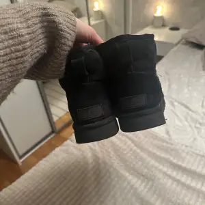 Uggs svarta 37, använd skick Säljer mina mysiga uggs som har klarat sig bra genom åren, vatten slitage därför billig pris.