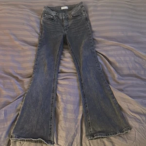Gina tricot jeans low waist - Säljer mina low waist jeans för kommer inte till användning. Använda ett par gånger, inga sorts av skador.