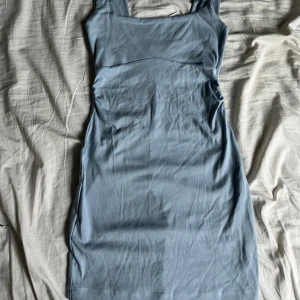 Ljus blå klänning. - Klänning. Oanvänd med prislapp kvar.