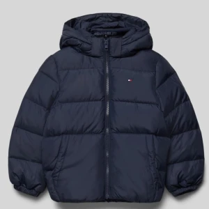 Vinterjacka - Inga defekter, använd förra vintern 950kr, pris är diskuterbart! Nypris: 2100