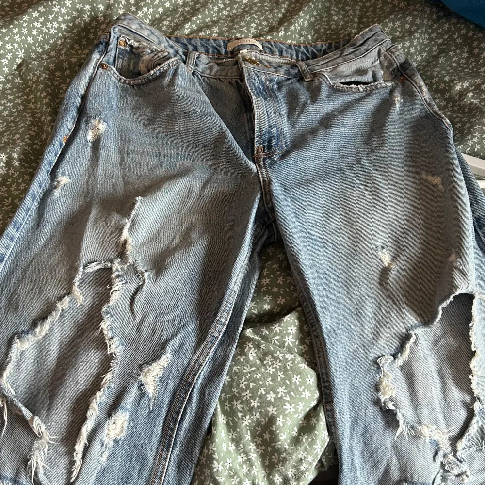 Raka jeans som inte används längre, inga slitage mer än de hål som är menade. Storlek 14 men om jag gemför mig själv till byxorna är de runt storlek M och L.  Jeansen är kanske använda 10 gånger. . Jeans & Byxor.