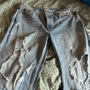 Håliga jeans från River Island storlek 14/M-L - Raka jeans som inte används längre, inga slitage mer än de hål som är menade. Storlek 14 men om jag gemför mig själv till byxorna är de runt storlek M och L.  Jeansen är kanske använda 10 gånger. 