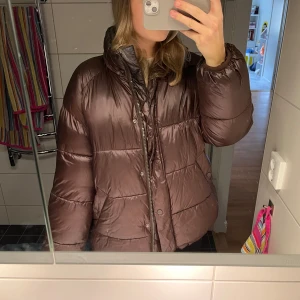 Vinter jacka  - Säljer min vinter jacka från Carin Wester då jag har ny. Väldigt fint skick och håller värmen bra. Priset går att diskutera, köpt för ca 1300