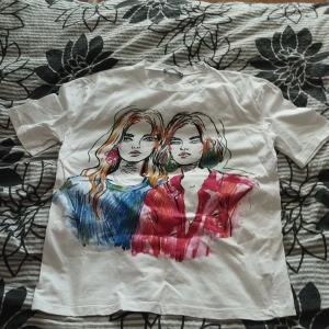 Grafik T-shirt  - Färgglad T-shirt från Zara 💕