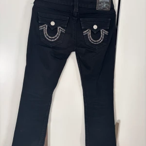 Lågmidjade true religion bootcut jeans - True religion jeans som är lågmidjade och bootcut. Så fina, men säljer för att de har blivit för korta på mig💕💕