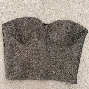 Glitter topp - Säljer denna snygga toppen för att den är lite för stor för mig. Den är perfekt att ha på middagar eller vid festliga tillfällen🥰