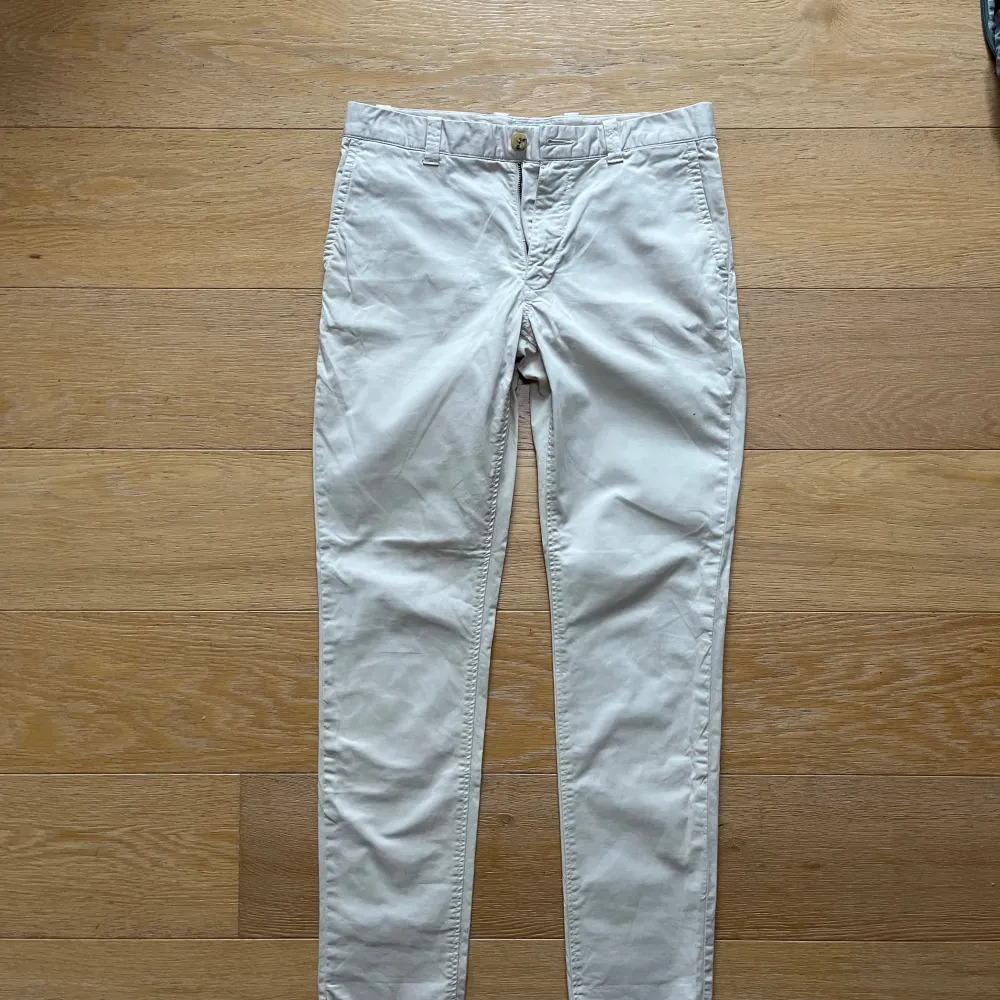 Ljusbeiga chinos från Boomerang. Sparsamt använda och i nyskick. Storlek 30/32. Jeans & Byxor.