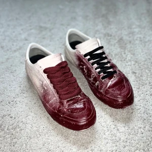 Converse - Otroligt unika och feta skor, i special design som inte finns att köpa, de är även custom. Snörena får du välja själv, finns dessa två och även fler färger på snörena. Passar storlek 42-42,5 och 43!