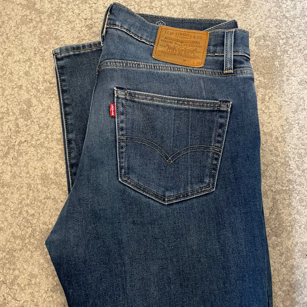 Säljer ett par schysta jeans från märket Levi’s. Jeansen är i storlek 32x30. Jeansen är i toppen skick. Kom Pm vid eventuella frågor eller funderingar! . Jeans & Byxor.