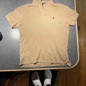 Ralph Lauren-och Gant Piké  - Båda är i storlek M.  Ralph Lauren slim fit, Gant står ej passform  men tycker den känns som slim fit också