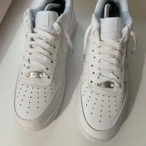 Säljer ett par klassiska vita Nike Air Force sneakers är oanvänd säljer på grund av att de inte passar. De har snygg snörning och är perfekta för både vardag och fest. Skorna är i skinn och har den ikoniska Nike-loggan på hälen. Perfekta för alla säsonger!  