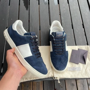 Valentino flycrews  - Säljer dessa EXTREMT feta valentino flycrews i topp skick och fetaste färgen navy! Storlek 42 fits 43. Skick 9/10 alla nitar kvar!!! Kan gå ner i pris vid snabb affär. Hör av dig vid minsta lilla fundering 🤩