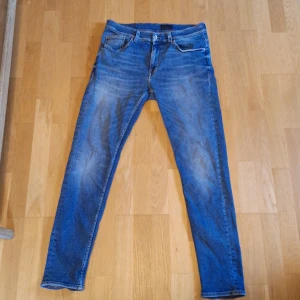 Blå jeans från Tiger of Sweden - Säljer ett par snygga blå jeans från Tiger of Sweden i storleken 33/32. De är i mycket bra skick. Nypris 1399 men mitt 449Priset är diskuterbart vid snabb affär