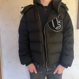 corvidae jacka  - Perfekt för den som vill spara/tjäna en tusen lapp. Dragkedjan har slutat funka men inget som inte man kan lämna in o fixa. Finns liknade ute för 2000kr+ | storlek M men den funkar som s också