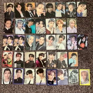 Straykids photocards  - Kan skicka fler & närmare bilder på specifika pcs. Pris i € (kan justera priser, bara att fråga!)  Rad 1: 3, 3, 3, 3, 3, 3, 3, 3 Rad 2: 11, 11, 11, 16, 14, 3, 1  Rad 3: 2, 2, 3, 3, 3, 3, 4, 4 Rad 4: 1, 1, 2, 6, 7, 7, 7  Rad 5: 6, 6, 6, 6, 6, 7, 1, 9 