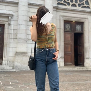 Virkadtopp med knappar - handmade tank top with fabric buttons and ribbing, crocheted with 100% fine cotton yarn. well-fitting and made free-handed. unique design, a perfect simple staple. multicolored: green💚yellow💛, and orange🧡