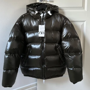 Zara puffer jacka  - Säljer en helt sprillans ny zara puffer jacka i mörkgrön storlek S! Väldigt svårt att få tag på jackan då den har extremt stor efterfrågan. Du Perfekt för vintern! Var lite för stor för mig, så jag säljer den🌟hör av er om några frågor🔥