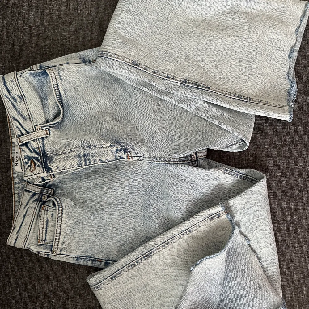 Säljer ett par ljusblå jeans från NA-KD i storlek 36. De har en avslappnad passform med råa kanter vid bensluten för en trendig look. Perfekta för både vardag och fest! 🦋annvända 1 gång. Fint skick. Priset kan diskuteras. Köparen står för frakten!!!💗. Jeans & Byxor.