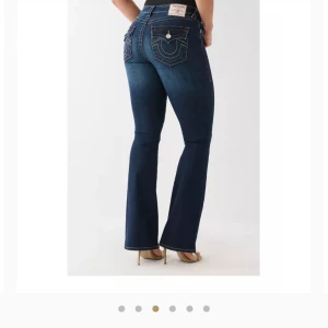 True religion jeans - Jättefina helt oanvända true religion jeans med lappen kvar, W25. Säljer då jag inte kände att de passade mig🩷skriv vid frågor eller fler bilder🩷🩷