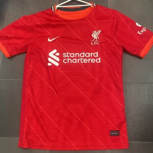 Liverpool fotbollströja - Sponsorn är lite förstörd Kan gå ner i pris under snabb affär