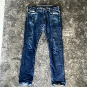 Emporio Armani jeans - Säljer ett par emporio Armani jeans i storlek W 34 L32. Jeansen är i mycket bra skick🙌🏼. Kvitto kan visas vid önskan.