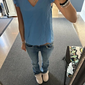 Blå blus  - Så fin blus från Veromida med knyte i ryggen!🥰