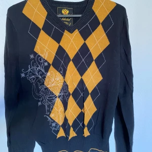 V-neck tröja - Jätte stilig V-neck tröja för herr.  Har ett litet håll under armen men märks inte av. (Nått hönde med min kamera på 2bilden men den svarta  färgen är som där framme.)  Mått: Axelbrett↔️ 39cm   Längt ↕️ 63 Pris kan diskuteras i dm💌