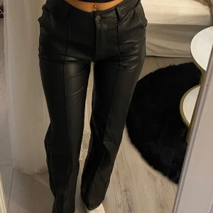 Skinnbyxor  - Ett par Skinnbyxor från design by si. Sköna att ha på sig då det är mjukt material innuti som ni ser på bild tre. Säljer då dom aldrig kommer till användning. Fint skick utan några defekter ❤️