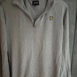 GRÅ LYLE&SCOTT half zip - Tje jag säljer den feta gråa lylescot half zip jag, som är perfekt nu onför hösten 🍂 🍁Jag säljer den eftersom att den är för liten, Tröjan passar bäst för folk som är 164-17cm/14-15 år gammal. Var inte rädd att ställa frågar vid minsta funderingar 🤩🙌