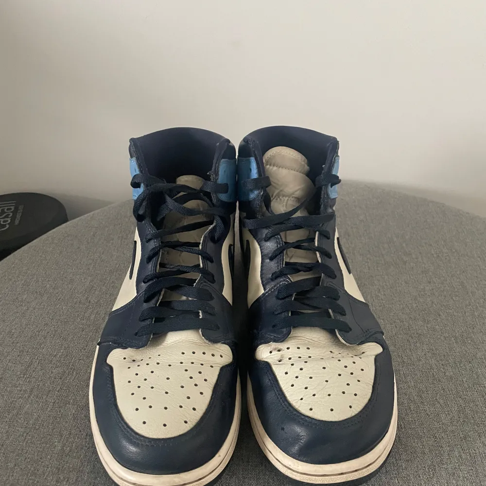 Tjena! Säljer nu mina sjukt feta Jordans obsidian då de längre inte kommer till användning. Skicket är 7,5-8/10. Köpte de för 1,5 år sen men inte använt de på ett halvår. Nypris kostar de 5-6 tusen. Skriv vid minsta fundering/fråga!. Kengät.