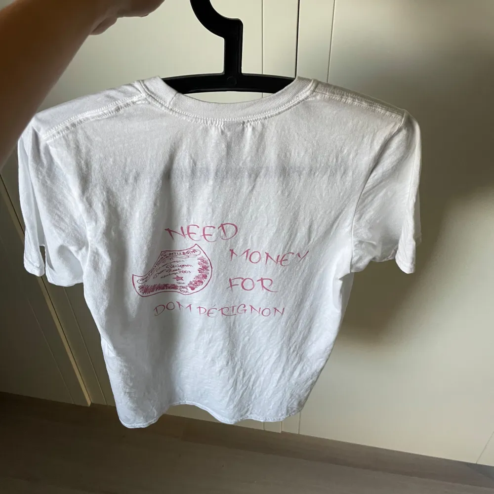 Tja säljer nu denna sköna ”Need money for dom perignon” tshirt. Använd 1 gång! Allmänt skön tischa med skönt tryck! Bara att fråga vid eventuella funderingar mvh . T-shirts.