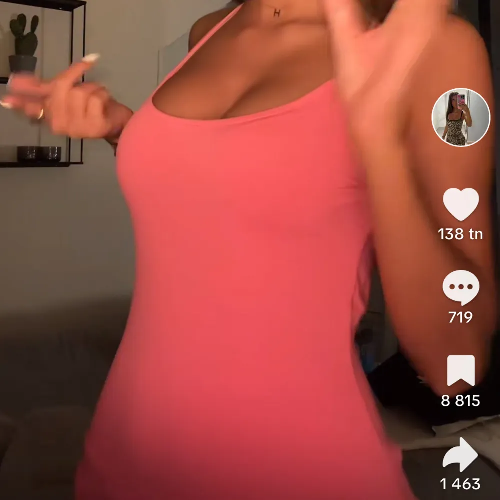 Jättesnygg rosa mini klänning som har stretchat material så passar även S och kanske M🥹🥹💖💖💋. Klänningar.