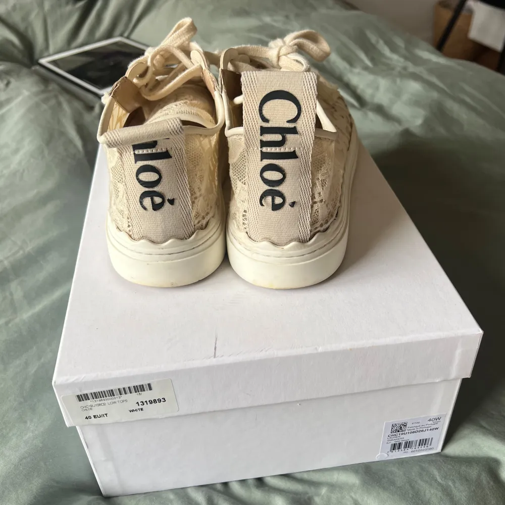 Jättefina chloé sneakers i storlek 40, så cool modell och i fint skick! Köpta för 5500 kr och endast använda fåtal gånger. Kommer med box och dustbags💕💕💕. Skor.