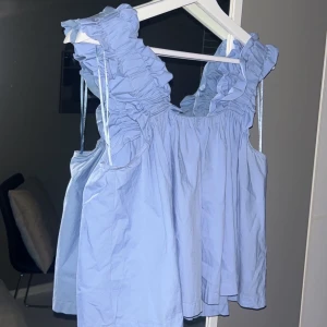 Jättesöt blå top från Ginatricot  - Säljer denna söta blå top från ginatricot. Den är i storlek S och är i bra skick! Jättefin att ha till jeans, kjol, kostymbyxor! 