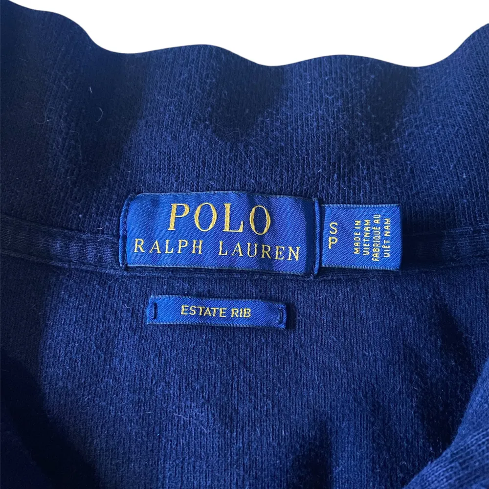 ✅jävligt snygg Ralph lauren half zip tröja i skönt bomulls material  🚚📦 skickar oftast samma dag eller dagen efter köp om jag ej är iväg   👌nästan helt perfekt skick förutom att den är lite nopprig men det går enkelt att ta bort   👔storlek s herr . Tröjor & Koftor.