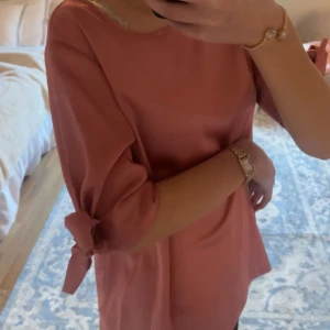 By Malina blus - Super snygg rosa blus från malina med rosetter vid ärmarna som är helt perfekt!😘 Priset kan diskuteras och skriv för fler bilder ❤️❤️