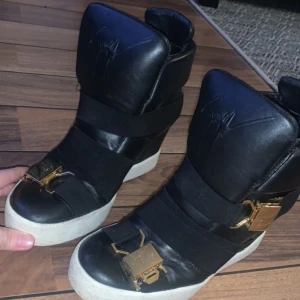 skor - Giuseppe zanotti storlek 36 köpte för 8000 säljer 2000 
