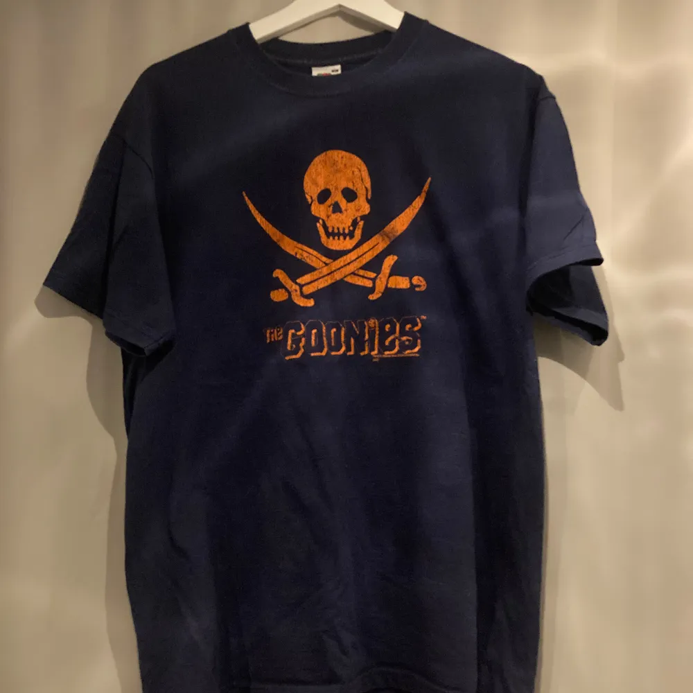 En fet vintage tröja med ett tryck från The Goonies filmen. Troligtvis ifrån 2000 talet. För att förtydliga är tröjan mörk blå!. T-shirts.