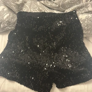 Säljer  - Säljer dessa shorts från zara helt oanvända. Passar perfekt till nyår eller halloween. För mer frågor eller bilder på kom privat. Storlek Xs men passar också S väldigt bra 