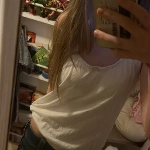 Odd molly linne - Jättefint Odd Molly linne som säljs pga att den inte kommer till användning. Varan är lite knopprig, men annars jättefint skick. Stod ingen storlek men passar som s/m
