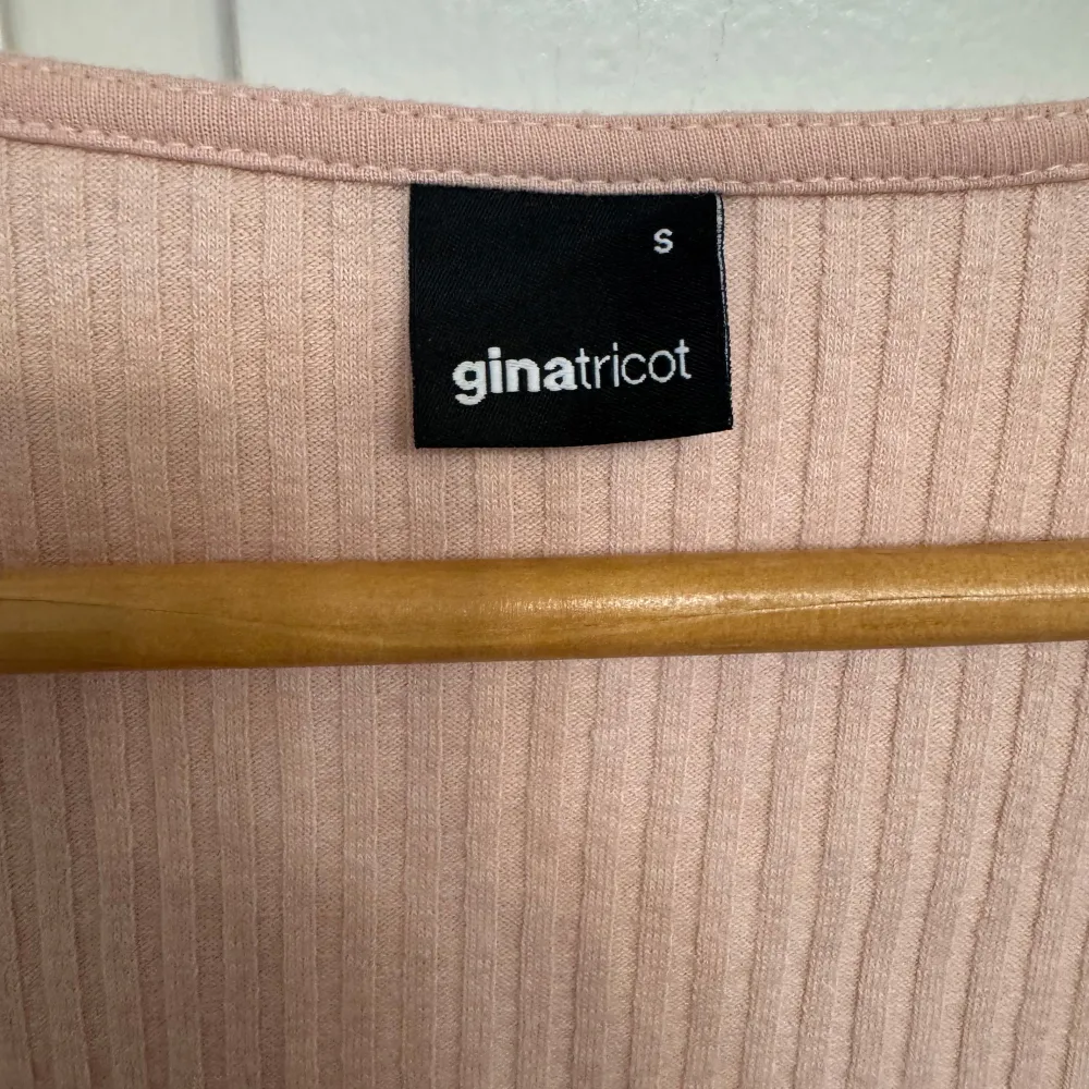 Säljer en söt rosa ribbad topp från Gina Tricot i storlek S. Toppen har en v-ringad design och korta ärmar, perfekt för vår och sommar. Den är i jätte bra skick och superbekväm att bära. Passar både till vardags och festliga tillfällen! Har använts 2 gånger. . Toppar.