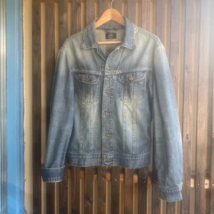 Lee jeansjacka  - Jeansjacka från Lee i toppskick. Storlek M. 