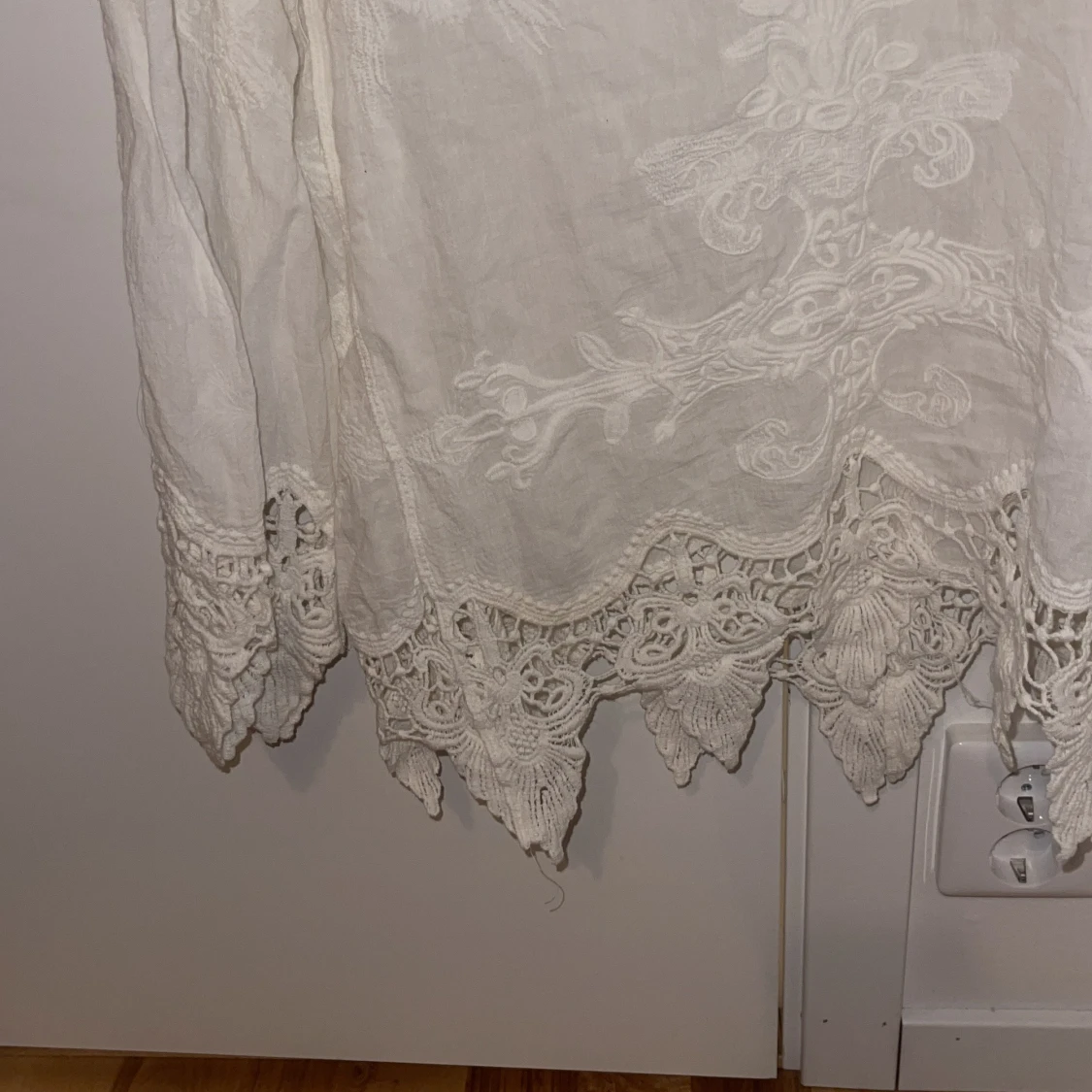 Vit blus med spetsdetaljer - 91