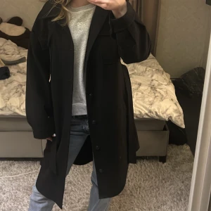 Lång kappa från Nelly  - Snygg lite längre kappa från Nelly😍 I bra skick!!             Stl 32