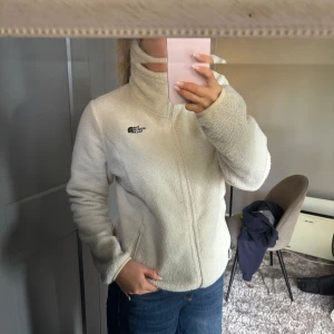 Fleece beige  - Beige fleece ifrån North face, det är storlek XL men sitter som M. 