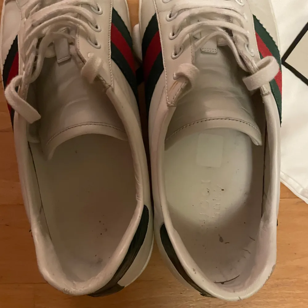 Gucci ace i storlek 9 vilket motsvarar ca 43-44. Skick: 5/10. Har dock mycket kvar att ge. Endast skorna dustbag ingår. Hör av er vid eventuella frågor. Byten kan vara intressant.. Skor.