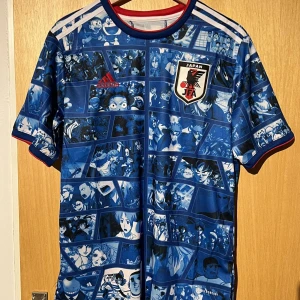 Japan special edition (passar även M) - Gillar du manga? Då är konceptet "Mangas" perfekt för dig – en tröja som kombinerar Samurai Blues blåa färg med ikoniska scener från dina favorit-animes!     Liten I storlek, perfekt passform för dig som inte vill ha en hängig matchtröja.