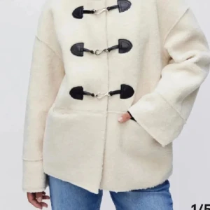 Beige teddyjacka med knäppning - Säljer en supermysig beige teddyjacka med coola knäppdetaljer i svart. Perfekt för höst och vinter när du vill hålla dig varm❤️köpt för 2000 på MQ likt den från Gina