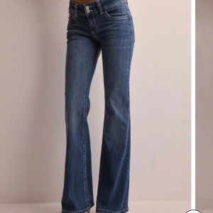 Jeans från Nelly - Jätte snygga jeans från Nelly i storlek 32  Är i jättebra skick. Skriv Järna om ni har några frågor😊ny pris 699kr. Säljer pga av att de tyvärr inte kommer till användning 